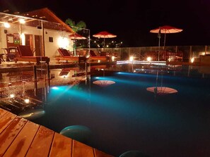 Outdoor pool, open 9:00 AM to 10:00 PM, pool umbrellas, pool loungers - Hotel Chalé de Minas (Barbacena)