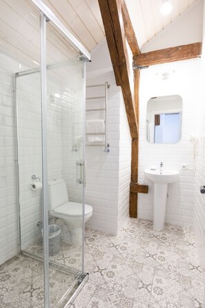 Chambre Familiale, plusieurs lits, non-fumeur | Salle de bain