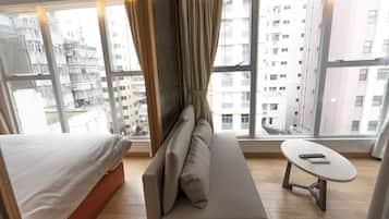 Suite, 2 habitaciones | Área de sala de estar | Televisión de pantalla plana