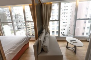 Suite, 2 Bedrooms | Ruang tamu | TV skrin rata 