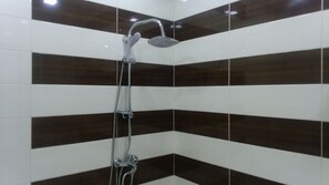 Phòng Suite (#12) | Phòng tắm | Đồ dùng nhà tắm miễn phí, máy sấy tóc, dép đi trong nhà 