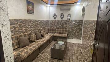 Taulutelevisio, takka, lämmitetyt lattiat, työhuone