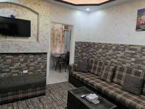 Flat-screen TV, fireplace, heated floors, offices - Amaled Hotel (Amman)