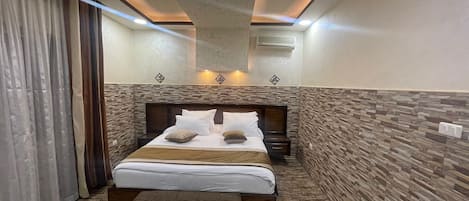 Kamar Double, 1 Tempat Tidur Queen | Seprai premium, selimut bulu angsa, busa memori, dan brankas