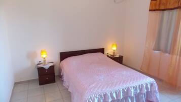 Iron/ironing board, free WiFi, bed sheets