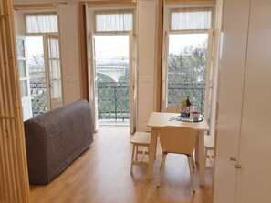 Panoramic Studio, Balcony, River View (2nd Floor) | In-room dining - Fontainhas River Residence (Porto)