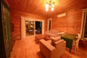 Villa, 1 chambre, piscine privée | Salle de séjour | Téléviseur à écran plat