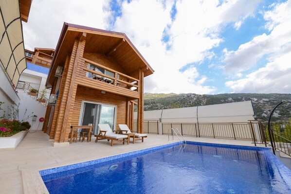 حمّام سباحة خارجي