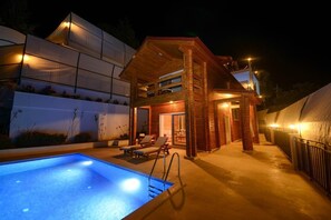 تفاصيل الفندق من الخارج