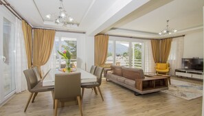 Villa, 4 slaapkamers | Woonruimte | Een flatscreentelevisie