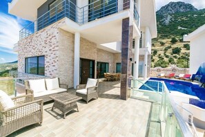 Villa, 5 Bedrooms | Terrace/patio