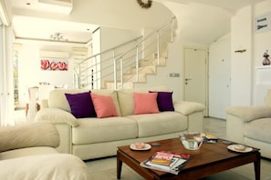 Villa, 4 Schlafzimmer, eigener Pool | Wohnbereich | Flachbildfernseher