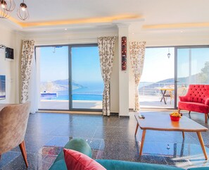 Villa, 1 habitación | Área de sala de estar | Televisión de pantalla plana