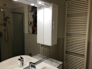 Shower, free toiletries, hair dryer, bidet - At 9 (Segrate)