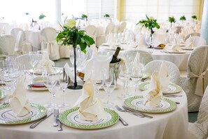 2 restaurants, breakfast, lunch, dinner served; Italian cuisine