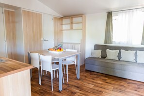 Superior Mobile Home, 2 Bedrooms | Living area