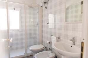 Bungalow superior (Villetta Comfort) | Baño | Regadera, secadora de cabello, bidet, toallas 