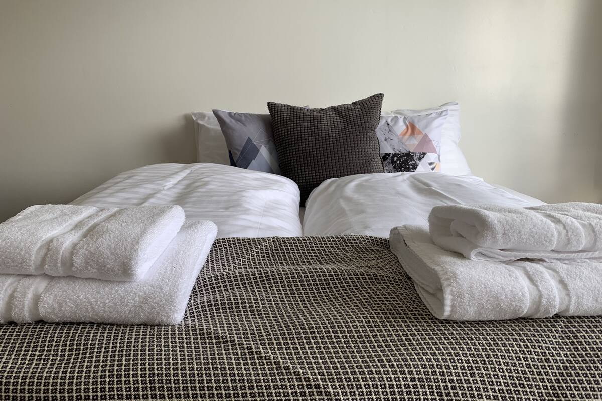 Cortinas opacas, cunas gratuitas, wifi gratis y ropa de cama