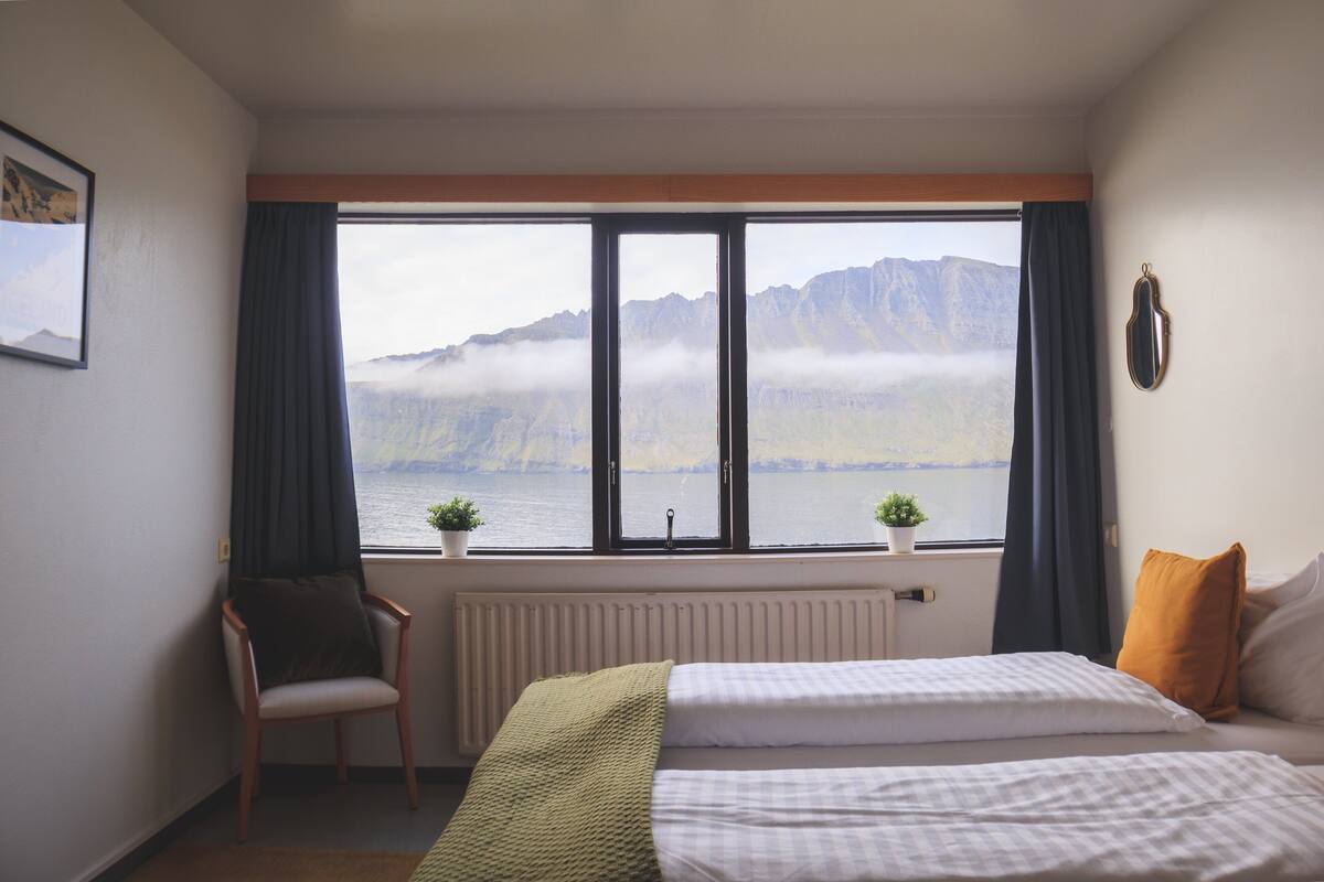 Habitación estándar con 1 cama doble o 2 individuales, baño privado | Cortinas opacas, cunas gratuitas, wifi gratis y ropa de cama