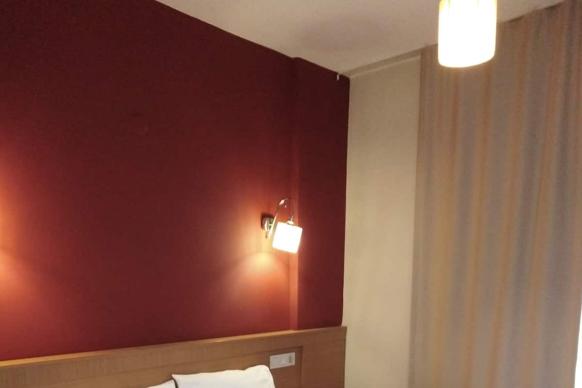 Escritorio, cortinas blackout, insonorización y wifi gratis