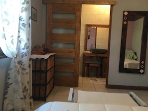 Bureau, rideaux occultants, chambres insonorisées