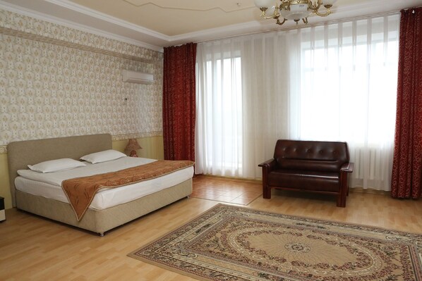Luxury Suite, 1 King Bed, Non Smoking