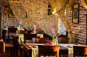 Café da manhã com buffet grátis todos os dias