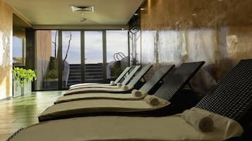 Salas de tratamiento para parejas, sauna y tina de hidromasaje