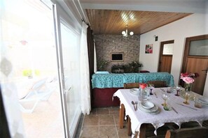 تناول الطعام داخل الغرفة