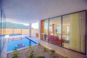 Outdoor pool, pool umbrellas, pool loungers - Villa Gulden (Kas)