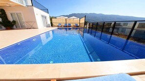 Outdoor pool, pool umbrellas, sun loungers - Villa Gumus (Kas)