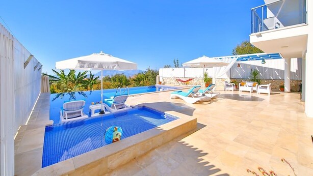 Outdoor pool, pool umbrellas, sun loungers - Villa Gunbatimi (Kas)