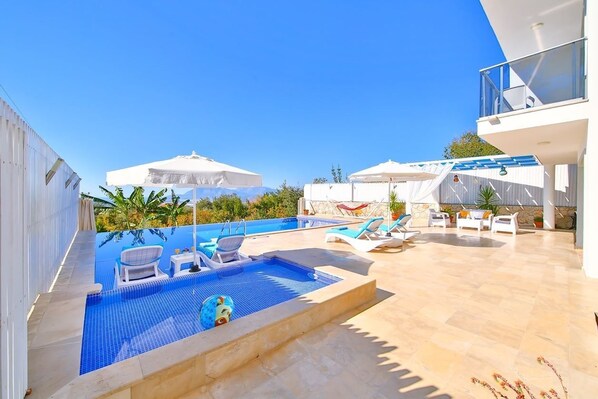 Outdoor pool, pool umbrellas, pool loungers - Villa Gunbatimi (Kas)