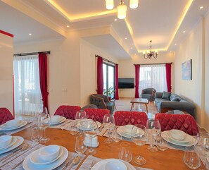 Villa, 5 Schlafzimmer, eigener Pool | Essbereich im Zimmer