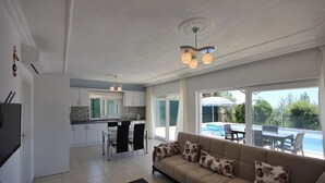 Villa, 2 habitaciones, piscina privada | Zona de estar | Una televisión de pantalla plana