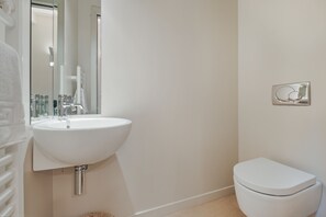 Apartment, 1 Bedroom | Bathroom | Shower, hair dryer, bidet, towels