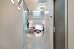 公寓, 1 间卧室 | 客厅 | 40-英寸纯平电视 (配备数码频道)、电视