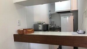 Comfort Apartment, 1 Double Bed, Non Smoking, Pool View | Private kitchen | Fridge, microwave, oven, cookware/dishes/utensils - Apart Ondina 341 (Salvador)