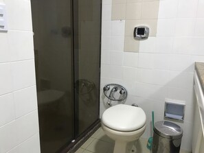 Comfort Apartment, 1 Double Bed, Non Smoking, Pool View | Bathroom | Shower, rainfall showerhead, towels - Apart Ondina 341 (Salvador)