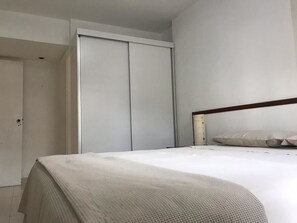 Comfort-Apartment, 1 Doppelbett, Nichtraucher, Poolblick | 1 Schlafzimmer, Bettwäsche aus ägyptischer Baumwolle