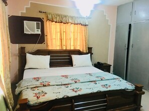 Rom – deluxe, 1 queensize-seng, ikke-røyk | Minibar, safe på rommet, individuelt dekorert og sengetøy