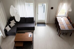 Huis, 2 slaapkamers, sauna | Woonkamer | Een flatscreentelevisie, een open haard en vloerverwarming