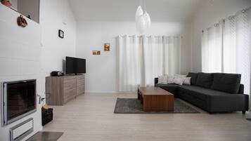 Maison, 2 chambres, sauna | Salle de séjour | Télévision à écran plat, cheminée, chauffage par le sol
