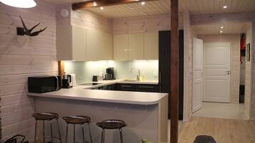 Apartamento Deluxe, 4 habitaciones, sauna | Cocina privada | Frigorífico grande, microondas, horno y placa de cocina