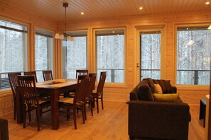 Apartament Deluxe, 4 dormitoris, sauna | Sala d'estar | Televisor de pantalla plana, llar de foc i taula de tennis de taula