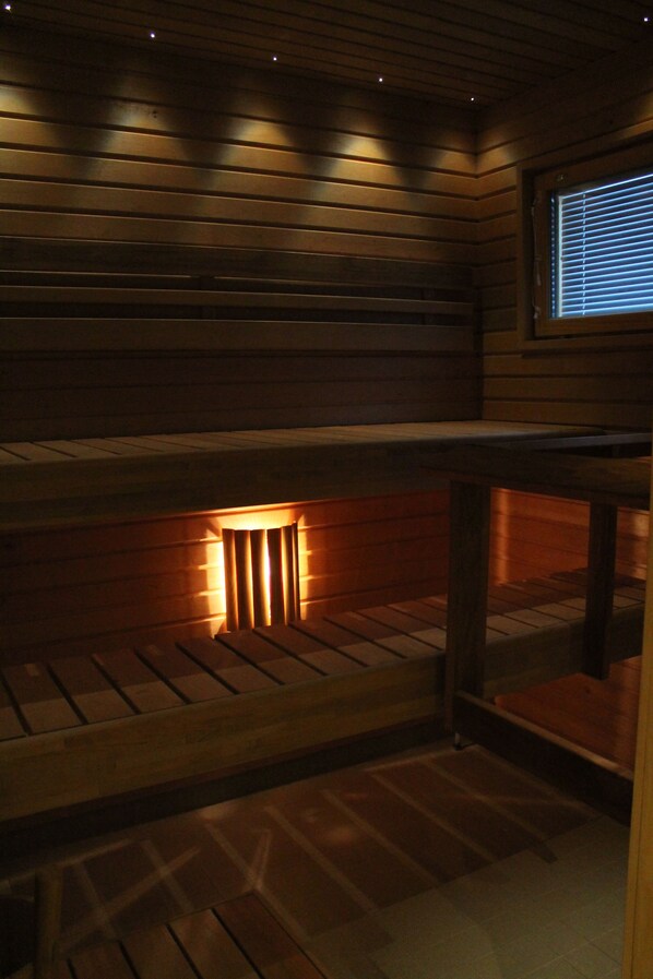 Apartament Deluxe, 4 dormitoris, sauna | Instal·lacions del bany | Dutxa, assecador de cabells i tovalloles