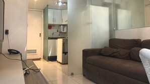 Căn hộ tiện nghi đơn giản, 1 giường đôi, không hút thuốc, quang cảnh bãi biển | Khu phòng khách | TV màn hình phẳng 