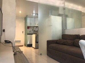 Apartamento conforto, 1 cama de casal, para não fumantes, vista para a praia | Área de estar | TV de tela plana
