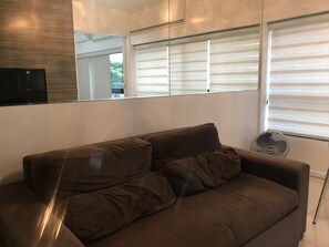 Apartamento conforto, 1 cama de casal, para não fumantes, vista para a praia | Área de estar | TV de tela plana