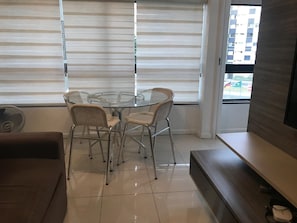Apartamento conforto, 1 cama de casal, para não fumantes, vista para a praia | Área de estar | TV de tela plana